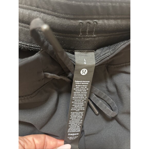 LULULEMON Linerless Men’s Large Black Shorts 5” Inseam athletic Gym - Picture 8 of 8